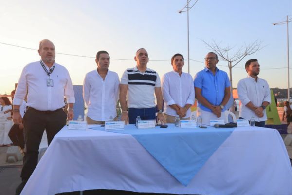 El acto de posesión presidido por el Alcalde Distrital de Santa Marta, Carlos Pinedo Cuello, en compañía del secretario de Promoción Social, David Farelo Daza, el Alcalde de la Localidad 1 Carlos Arango, el Alcalde de la Localidad 2 Eduardo Jaramillo y el delegado de la Registraduría en el Magdalena, José Luis Arias Reyes. Foto derechos reservados EL INFORMADOR