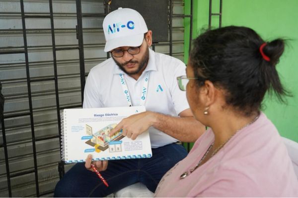 Funcionario de Aire dando charlas casa a casa a usuarios. Foto Air-e Intervenida
