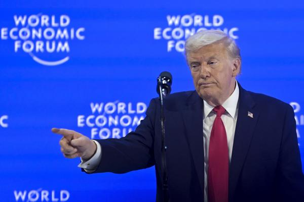 El presidente de Estados Unidos, Donald Trump, pronuncia su discurso especial en la 56.ª reunión anual del Foro Económico Mundial (FEM) en Davos, Suiza, este miércoles. La cumbre de 2026, que se celebra del 19 al 23 de enero bajo el lema "Un espíritu de diálogo", reúne a líderes políticos, ejecutivos corporativos y científicos globales para abordar los desafíos internacionales. EFE/ Gian Ehrenzeller