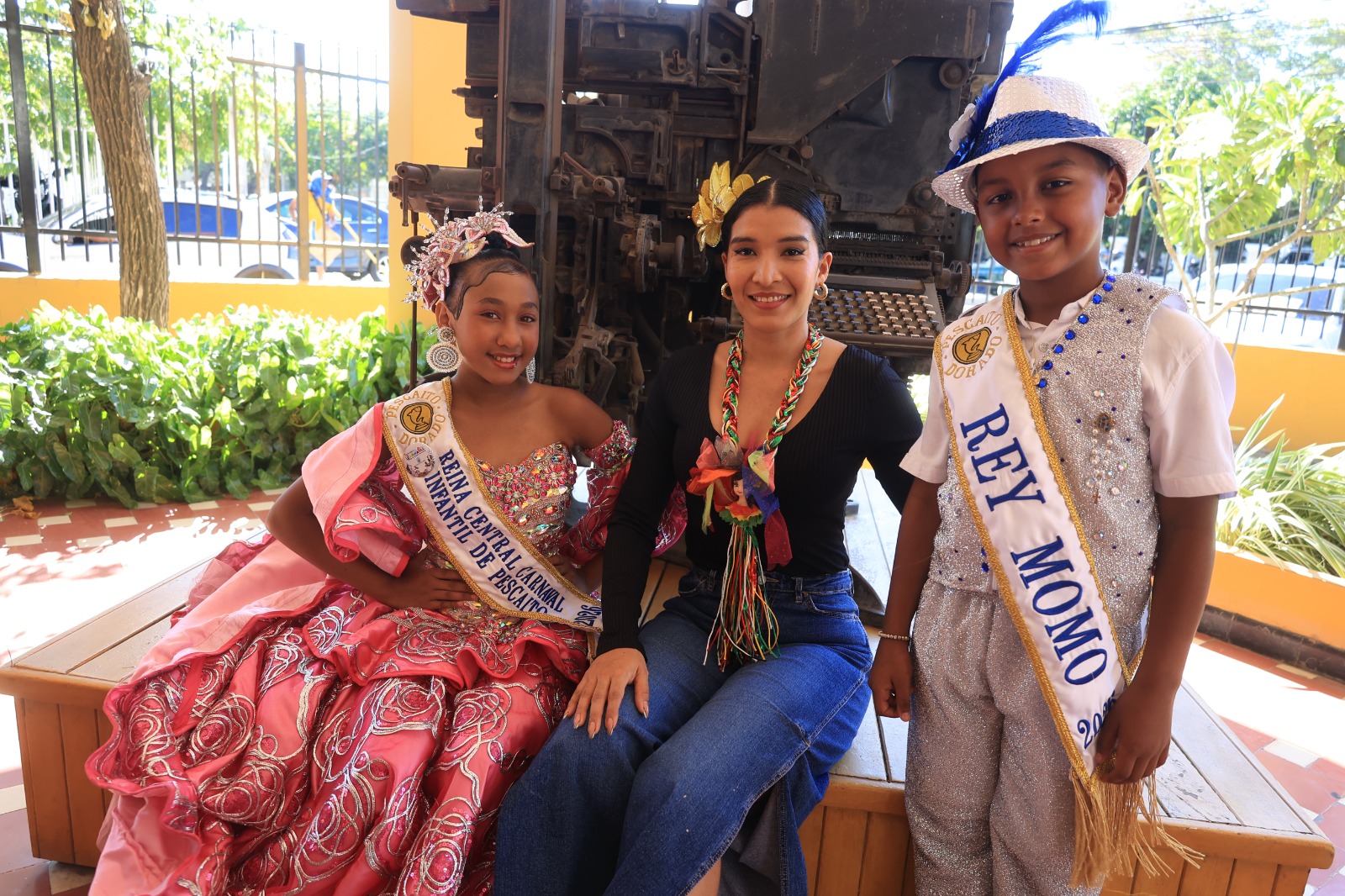 Valery Sofía Oliveros Brito, reina infantil; Stifany Manjarrés, presidenta de la Fundación Pescaito Dorado y Jendri Javier Rada Granados, rey momo. Foto derechos reservados EL INFORMADOR
