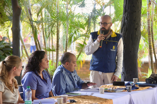 El director general de la Unidad Nacional de Riesgo de Desastres Carlos Carrillo, en compañia del Director de Parques Nacionales de Colombia Luisz Olmedo Martínez y demás funcionarios del ente. Foto UNGRD