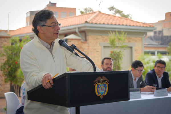 Fotografía cedida por la Presidencia de Colombia que muestra al mandatario colombiano, Gustavo Petro, hablando durante un evento este martes, en Bogotá (Colombia). Petro afirmó que Estados Unidos debe devolver a Nicolás Maduro a Venezuela para que sea juzgado por un tribunal de ese país, y criticó el ataque militar del pasado 3 de enero contra Caracas, en el que fue capturado el mandatario. EFE/ Presidencia de Colombia 