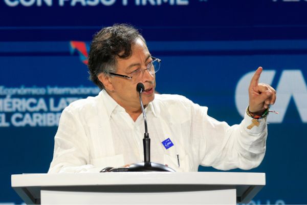  El presidente de Colombia, Gustavo Petro, habla durante el Foro Económico Internacional América Latina y el Caribe 2026 este miércoles, en Ciudad de Panamá (Panamá). Petro propuso "un pacto fundamental por la vida y la libertad en las Américas", al intervenir en la segunda edición del Foro Económico Internacional América Latina y el Caribe, que se celebra en Ciudad de Panamá. EFE/ Bienvenido Velasco