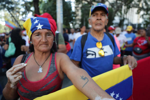 impatizantes del chavismo se manifiestan durante una marcha en apoyo al inicio de la Asamblea Nacional este lunes, en Caracas (Venezuela). El Parlamento de Venezuela inició la legislatura 2026-2031 controlado nuevamente por el chavismo y con el regreso de algunas caras opositoras que se alejaron de la mayor coalición opositora del país, en una sesión marcada por la incertidumbre tras la captura del presidente Nicolás Maduro durante el ataque militar lanzado por Estados Unidos sobre varios puntos del territorio venezolano, entre ellos Caracas. EFE/ Ronald Peña R