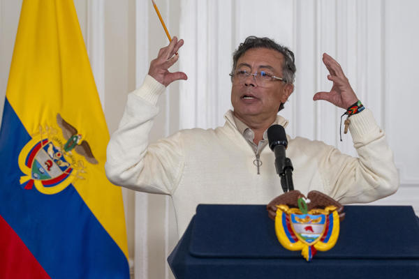 Fotografía cedida por la Presidencia de Colombia que muestra a su mandatario, Gustavo Petro, hablando durante una reunión este martes, en Bogotá (Colombia). Petro volvió a referirse a la reunión que sostendrá el próximo 3 de febrero con su homólogo estadounidense, Donald Trump, en la Casa Blanca, un encuentro que adelanta será "determinante" para él y para "la vida de la humanidad". EFE / Presidencia De Colombia 
