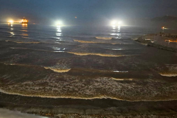 Los oleajes en las playas de Santa Marta presentan aumento a causa del frente frío que azota el Caribe Colombiano. Foto derechos reservados EL INFORMADOR