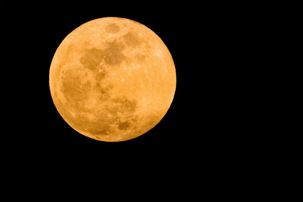 La Luna Llena de marzo de 2026, conocida como Luna de Gusano, se alza sobre Skopie, República de Macedonia del Norte, el 3 de marzo de 2026. Un eclipse lunar total ocurre cuando la Tierra se interpone entre la Luna llena y el Sol, lo que provoca que la Luna llena aparezca con un brillo rojizo, conocido como Luna de Sangre. EFE/EPA/GEORGI LICOVSKI