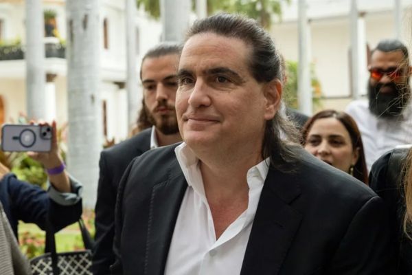 El empresario colombiano Alex Saab (c) llega a la Asamblea Nacional (AN) de Venezuela, en Caracas (Venezuela). EFE/ Rayner Peña R.