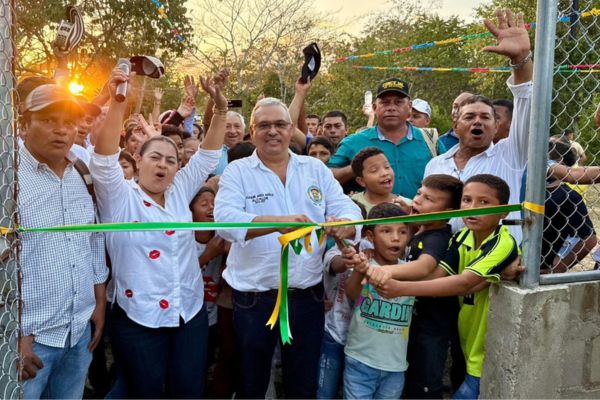 Joaquín Ariza, alcalde de Nueva Granada cortando la cinta en la inauguración oficial del acueducto. Foto Alcaldía de Nueva Granada 