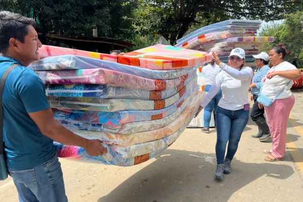 La administración distrital hizo entregas de ayudas humanitarias a los damnificados. Foto Alcaldía de Santa Marta
