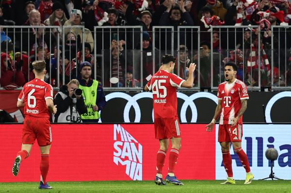 Luis Díaz de Múnich (R) celebra con sus compañeros tras anotar el 3-1 durante el partido de fútbol de la Bundesliga alemana entre el FC Bayern Múnich y el TSG Hoffenheim en Múnich, Alemania, el 08 de febrero de 2026. (Alemania) EFE/EPA/RONALD WITTEK