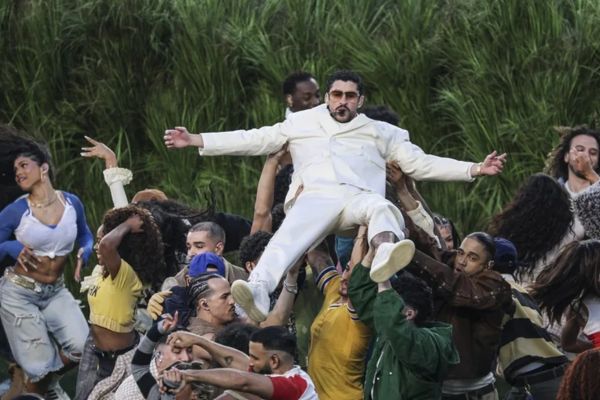 El músico puertorriqueño Bad Bunny en un momento del espectáculo de medio tiempo del Super Bowl LX de Apple Music. EFE/EPA/Chris Torres