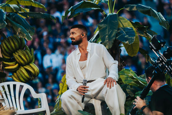 El cantante puertorriqueño Ricky Martín durante la colaboración con Bad Bunny en el descanso del Super Bowl en Santa Clara, California, Estados Unidos. El conjunto blanco con el que la estrella puertorriqueña Bad Bunny actuó en el descanso del Super Bowl fue diseñado por la marca española Zara, según informó este domingo la revista Vogue. EFE/Acoustyle