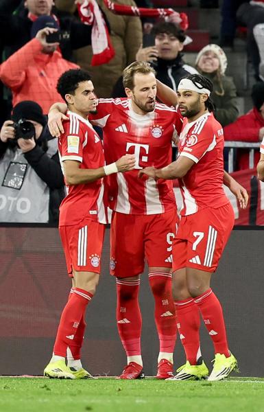 Harry Kane de Múnich (C) celebra con sus compañeros tras marcar el 2-1 de penalti durante el partido de la Bundesliga alemana entre el FC Bayern Múnich y el TSG Hoffenheim en Múnich, Alemania, el 08 de febrero de 2026. (Alemania) EFE/EPA/RONALD WITTEK