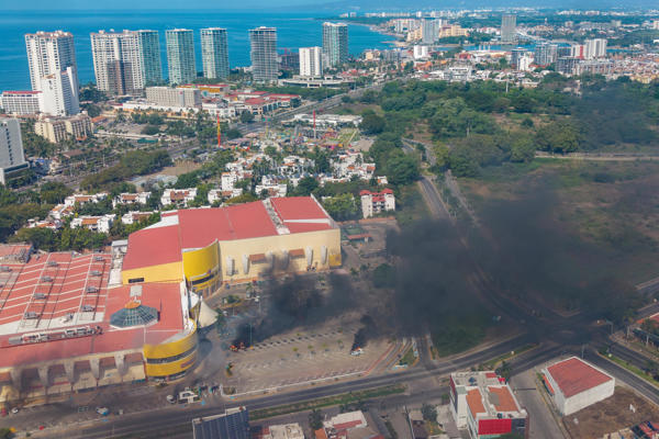 Fotografía aérea donde se ven columnas de humo tras reacciones violentas por el abatimiento de Nemesio Rubén Oseguera Cervantes, alias El Mencho, líder del Cártel Jalisco Nueva Generación (CJNG) este domingo, en Puerto Vallarta (México). EFE/ STR