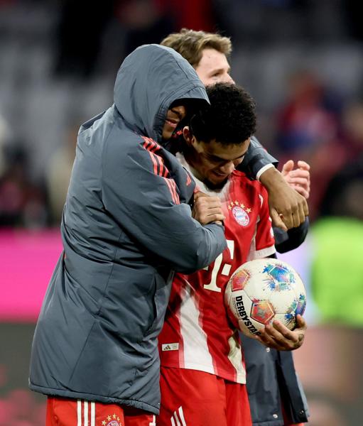 Luis Díaz de Múnich (R) celebra con Michael Olise después del partido de fútbol de la Bundesliga alemana entre el FC Bayern Múnich y el TSG Hoffenheim en Múnich, Alemania, el 08 de febrero de 2026. (Alemania) EFE/EPA/RONALD WITTEK