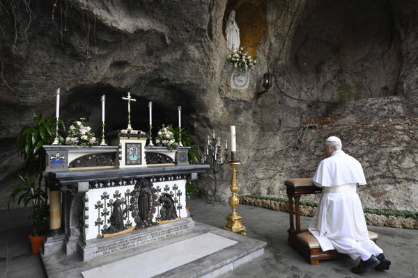 El papa León XIV en la Gruta de Lourdes de los Jardines Vaticanos durante el homenaje a la Inmaculada, con motivo del Día Mundial del Enfermo, este miércoles. EFE/ Dicasterio para la Comunicación del Vaticano/Elisabetta Trevisan