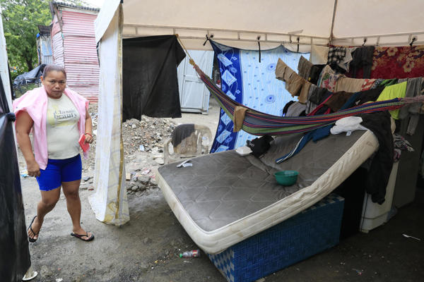 Una mujer camina por un albergue improvisado este viernes, en el barrio Zarabanda en Montería (Colombia). “Esto se demora”, dicen resignados los habitantes de los barrios bajos de Montería, capital del departamento colombiano de Córdoba (noroeste), donde el agua de las inundaciones no solo cubrió calles y viviendas, sino también sus expectativas y esperanza, porque desde hace siete días conviven con la creciente del río Sinú sin creer que vaya a retirarse pronto. EFE/ Carlos Ortega