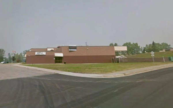  Imagen de la escuela de secundaria en Tumbler Ridge en la que al menos diez personas murieron este martes cuando una persona disparó, según informó la Policía. Entre los fallecidos está el supuesto autor de los disparos. Seis de los muertos fueron localizados en el interior de la escuela mientras que otros dos cuerpos fueron hallados en una vivienda. Otra persona murió cuando era transportada a un hospital. Las autoridades también dijeron que alrededor de 25 personas están siendo atendidas por lesiones en el centro médico local y que otras dos han sido evacuadas en helicóptero con heridas de extrema gravedad. EFE/ Google Maps 
