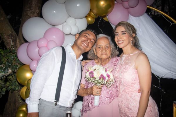 Jhonbreiker Castañeda y Yomaira Herrera, con la señora Amalia Castro.