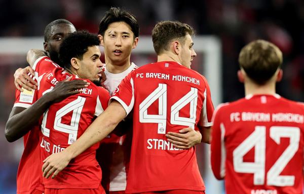 Luis Díaz de Múnich (R) celebra con sus compañeros tras anotar el 5-1 durante el partido de fútbol de la Bundesliga alemana entre el FC Bayern Múnich y el TSG Hoffenheim en Múnich, Alemania, el 08 de febrero de 2026. (Alemania) EFE/EPA/RONALD WITTEK