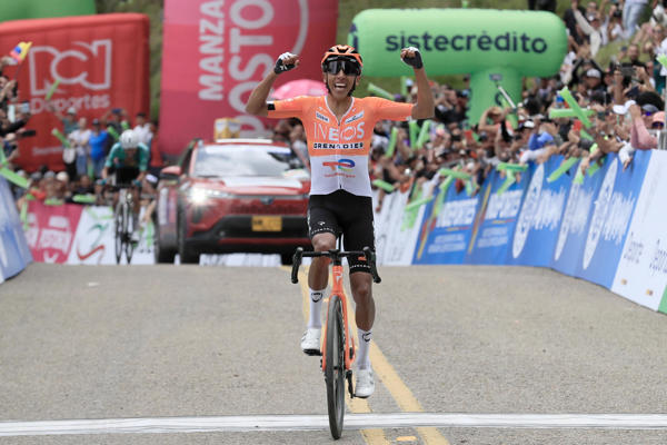 El ciclista colombiano Egan Bernal del equipo Ineos celebra al ganar el Campeonato Nacional de Ruta Sistecrédito 2026 este domingo, en Zipaquirá (Colombia). EFE/ Carlos Ortega