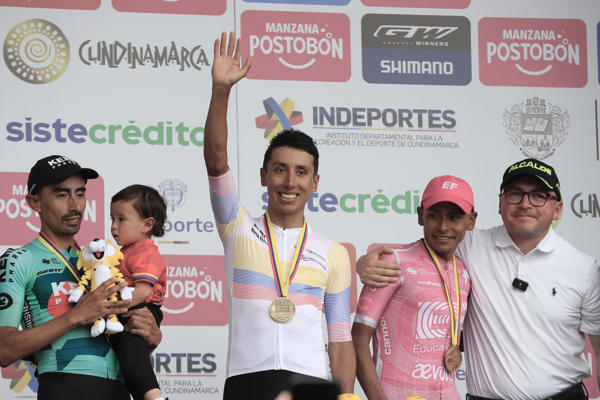 El ciclista colombiano Egan Bernal (c) del equipo Ineos posa tras ganar el Campeonato Nacional de Ruta Sistecrédito 2026 en Zipaquirá (Colombia). Bernal se impuso en la subida final de los campeonatos nacionales de ruta de Colombia a Iván Ramiro Sosa y se coronó bicampeón de esta competencia. EFE/ Carlos Ortega