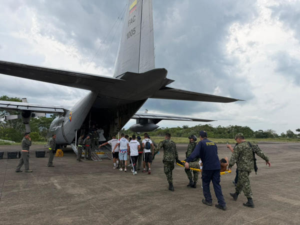 Fotografía tomada de la cuenta oficial del comandante de las Fuerzas Militares de Colombia (FF.MM.) @COMANDANTE_FFMM en la red social X que muestra a integrantes de las FF.MM.trasladando heridos de un accidente aéreo este lunes, en Puerto Leguizamo (Colombia).