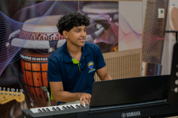 Los estudiantes interpretaron y practicaron ejercicios de improvisación, combinando voces e instrumentos durante la clase. Foto Unimagdalena