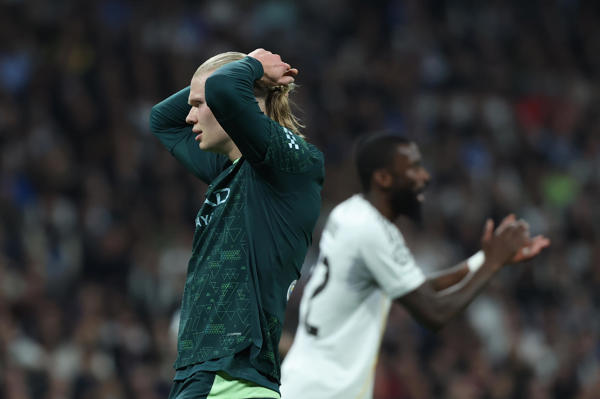 El delantero noruego del Manchester City Erling Haaland se lamenta durante el encuentro correspondiente a la ida de los octavos de final de la Liga de Campeones que Real Madrid y Manchester City disputan este miércoles en el estadio Santiago Bernabéu, en Madrid. EFE/Kiko Huesca