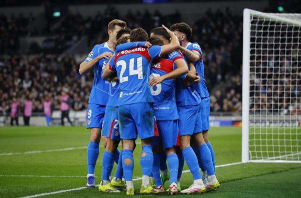 Los jugadores del Atlético de Madrid celebran el gol del empate 2-2 durante el partido de vuelta de los octavos de final de la Liga de Campeones de la UEFA entre el Tottenham Hotspur y el Atlético de Madrid en Londres, Gran Bretaña, 18 de marzo, AKMEN