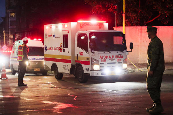 Una ambulancia traslada heridos de un accidente aéreo ocurrido en Puerto Leguízamo este lunes, en el Hospital Militar Central en Bogotá (Colombia). El accidente de un avión Hércules C-130 de la Fuerza Aeroespacial Colombiana (FAC), que cayó a tierra tras despegar con 125 personas a bordo desde la ciudad amazónica de Puerto Leguízamo, en el departamento del Putumayo, dejó al menos ocho militares muertos y 83 heridos, mientras se desconoce la suerte de los otros 34 ocupantes. EFE/ Carlos Ortega