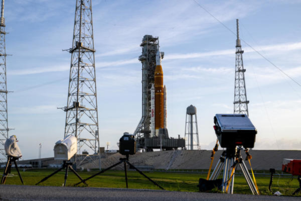 Fotografía cedida por la NASA que muestra el cohete del Sistema de Lanzamiento Espacial (SLS) y la nave espacial Orion de la misión Artemis II.EFE/Keegan Barber 