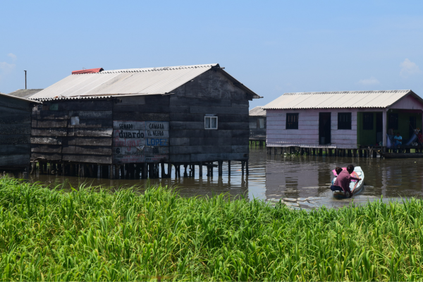 Habitantes de Nueva Venecia navegando, muestran su forma de vida en este pueblo palafítico.Foto EL INFORMADOR