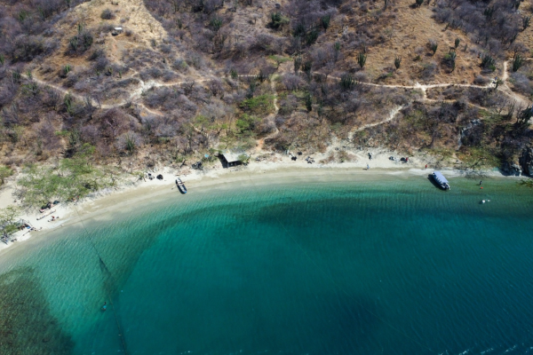 Vista aérea de Playa Grande en Taganga, donde el Caribe colombiano se encuentra con arenas doradas y aguas cristalinas. Foto EL INFORMADOR 