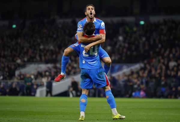 Koke (arriba) y Robin Le Normand (abajo), del Atlético de Madrid, celebran el gol del empate 2-2 durante el partido de vuelta de los octavos de final de la Liga de Campeones de la UEFA entre el Tottenham Hotspur y el Atlético de Madrid. (Londres) EFE/EPA/TOLGA AKMEN
