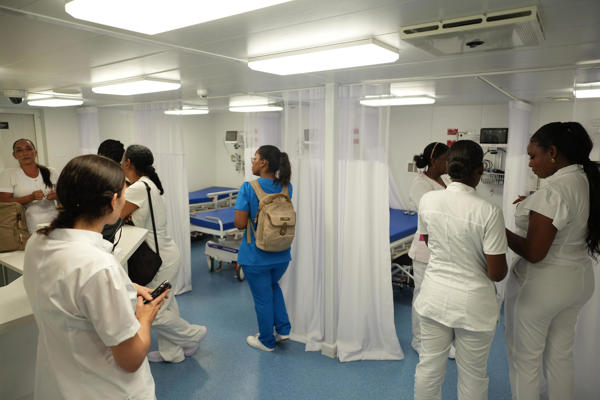 Personal de enfermería observa una habitación en el buque hospital Benkos Biohó este jueves, en Buenaventura (Colombia). La embarcación Benkos Biohó llevará atención médica de mediana y alta complejidad a 22 municipios costeros del Pacífico, una iniciativa del Gobierno de Gustavo Petro para garantizar el acceso a la salud en comunidades con dificultades de conectividad. EFE/ Ernesto Guzmán
