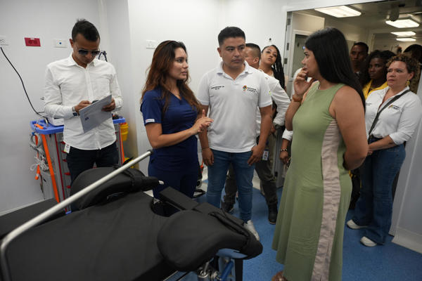 Personas visitan el quirófano dentro del buque hospital Benkos Biohó este jueves, en Buenaventura (Colombia). La embarcación Benkos Biohó llevará atención médica de mediana y alta complejidad a 22 municipios costeros del Pacífico, una iniciativa del Gobierno de Gustavo Petro para garantizar el acceso a la salud en comunidades con dificultades de conectividad. EFE/ Ernesto Guzmán