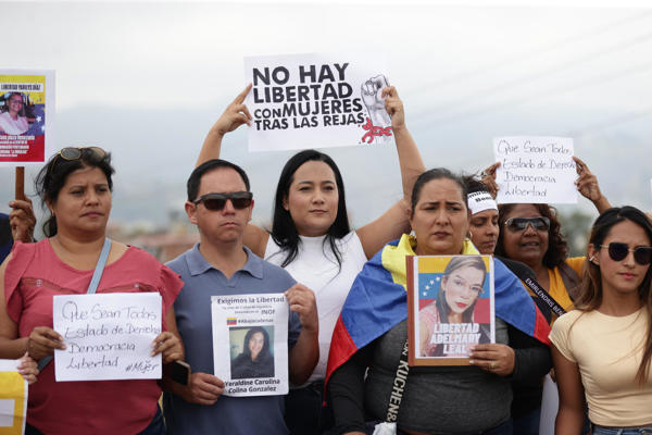 Familiares de presas políticas sostienen carteles durante una manifestación este viernes, en inmediaciones a la cárcel La Crisálida, en Los Teques, estado de Miranda (Venezuela). Familiares exigieron garantías para las detenidas y la aplicación efectiva de la Ley de Amnistía promulgada en febrero, mientras organizaciones no gubernamentales denuncian que el instrumento jurídico es excluyente por dejar fuera a numerosos casos. EFE/ Ronald Pena R