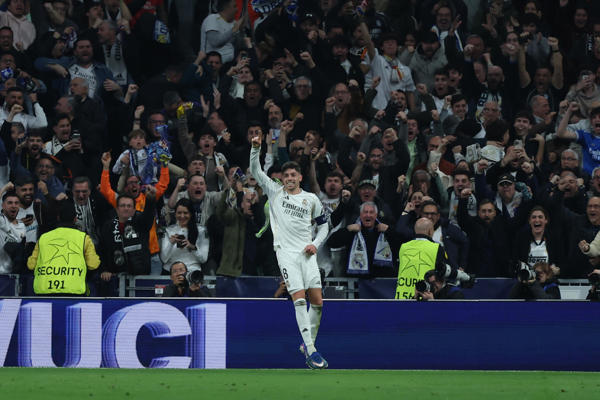 El centrocampista uruguayo del Real Madrid Fede Valverde celebra su gol, el primero del equipo blanco, en el encuentro correspondiente a la ida de los octavos de final de la Liga de Campeones que Real Madrid y Manchester City disputan este miércoles en el estadio Santiago Bernabéu, en Madrid. EFE/Kiko Huesca