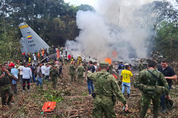 Integrantes de las Fuerzas Militares de Colombia, rescatistas y voluntarios realizan labores de rescate este lunes, en Puerto Leguizamo (Colombia). Al menos ocho personas murieron y 83 resultaron heridas, 14 de ellas en estado crítico, en el accidente de un avión Hércules C-130 de la Fuerza Aeroespacial Colombiana (FAC), con 125 personas a bordo, ocurrido en Puerto Leguízamo, en el departamento de Putumayo, informó de manera preliminar la Gobernación regional. EFE/ Miputumayo.com.co