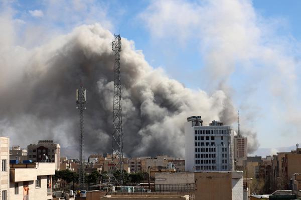 El humo se eleva en el centro de Teherán tras un ataque israelí en Irán, el 1 de marzo de 2026. Una operación militar conjunta israelí-estadounidense continúa en su segundo día tras atacar varios puntos de Irán en la madrugada del 28 de febrero de 2026, con ataques de represalia posteriores de Irán. EFE/ABEDIN TAHERKENAREH