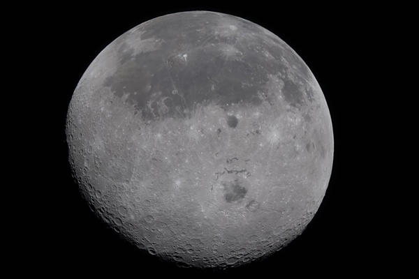  Fotografía tomada de la cuenta oficial de la NASA en X @NASA que muestra la cara visible de la Luna. Los cuatro astronautas de Artemis II entraron a la órbita lunar y comenzaron un histórico periodo de observación lunar hacia las 14:45 hora de la costa este de Estados Unidos (18:45 GMT), marcando oficialmente el regreso del hombre a la Luna desde el Apolo 17, lanzado en diciembre de 1972. La de hoy es una jornada llena de hitos que incluyen batir el récord de distancia desde la Tierra establecido por el Apolo 13 en 1970 y sobrevolar la cara oscura de la Luna. EFE/ @NASA 