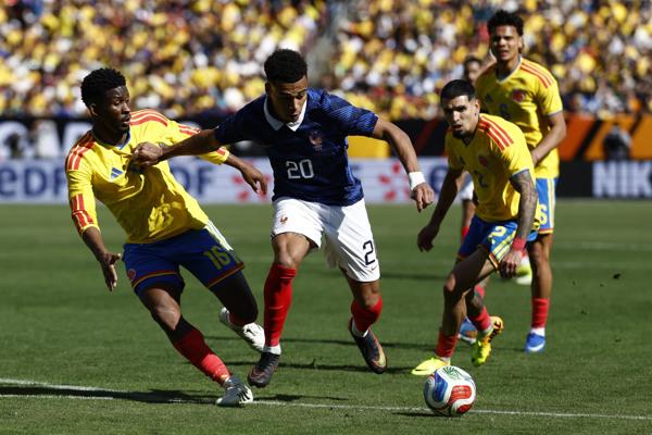Desire Doue (C) de Francia en acción contra Jefferson Lerma (L) de Colombia durante el partido amistoso de fútbol entre Colombia y Francia en Landover, Maryland, EE. UU., el 29 de marzo de 2026. (Fútbol, ​​Amistoso, Francia) EFE/EPA/WILL OLIVER