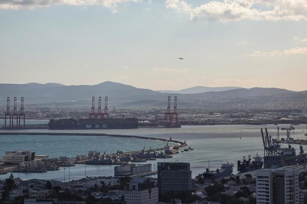 Vista del puerto israelí de la ciudad de Haifa, en el norte de Israel, el 27 de febrero de 2026, antes de la llegada prevista del portaaviones USS Gerald R. Ford al puerto de Haifa. EFE/EPA/ATEF SAFADI