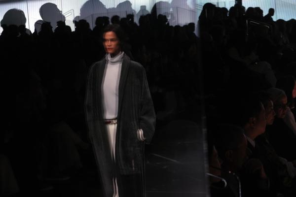 FOTODELDÍA MILÁN (Italia), 01/03/2026.- Vista de una modelo reflejada en un cristal durante el desfile de la colección Otoño/Invierno 2026/2027 de la firma italiana Giorgio Armani en la Semana de la Moda de Milán, Italia, este domingo. La Semana de la Moda de Milán se celebra del 24 de febrero al 2 de marzo de 2026. EFE/ Matteo Bazzi