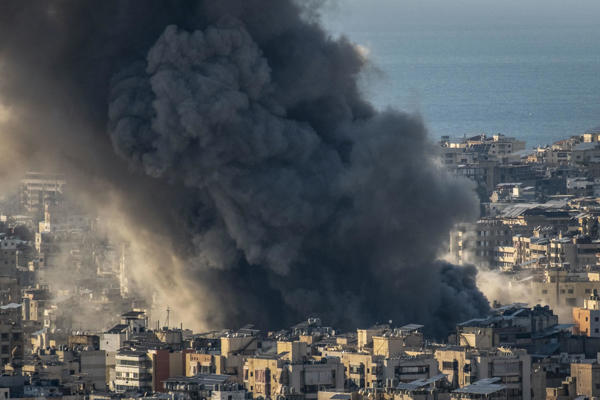 Una columna de humo se eleva tras ataques israelíes en el suburbio sur de Dahye en Beirut, Líbano, este pasado lunes. Las Fuerzas de Defensa de Israel (FDI) anunciaron este martes una nueva oleada de ataques contra Beirut, la capital del Líbano, con el objetivo de alcanzar cuarteles y depósitos de armas del grupo chiíta Hizbulá. EFE/ Edgar Gutiérrez