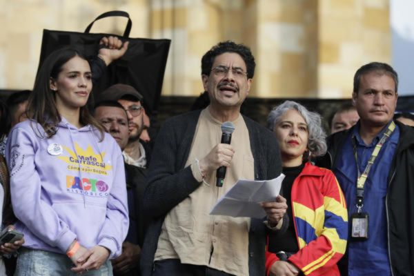 El senador de izquierdas y candidato a la Presidencia de Colombia Iván Cepeda habla durante un acto de campaña este martes, en el Parque Lourdes, en Bogotá (Colombia). EFE/ Carlos Ortega