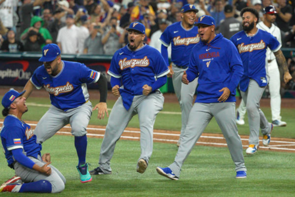 Jugadores de Venezuela celebran al ganar este martes, la final del Clásico Mundial de Béisbol ante Estados Unidos en el estadio LoanDepot Park en Miami (Estados Unidos). EFE/ Alberto Boal