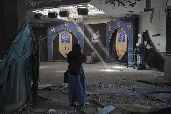 Una mujer toma fotografías este martes de la mezquita de la Universidad Sharif de Teherán que resultó dañada en un ataque de Estados Unidos e Israel el pasado lunes, sin que se hayan registrado víctimas mortales, según las primeras evaluaciones oficiales. EFE/ Jaime León